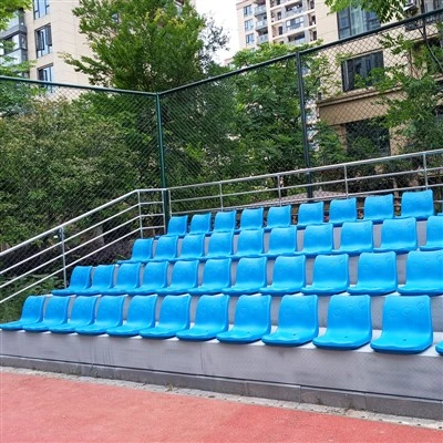 Sedež na tribunaškem stojnici košarkarskega igrišča